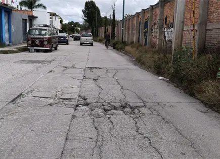 Vecinos denuncian grietas y hundimientos en colector Saucito Vecinos denuncian grietas y hundimientos en colector Saucito