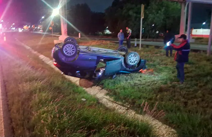 Vuelca raudo auto en la carretera a México