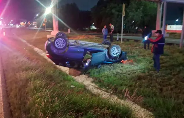Vuelca raudo auto en la carretera a M&eacute;xico