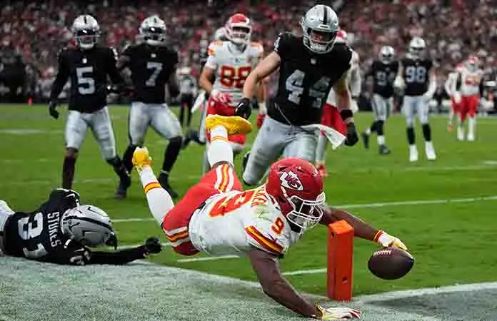 Apurado triunfo de Chiefs sobre Raiders