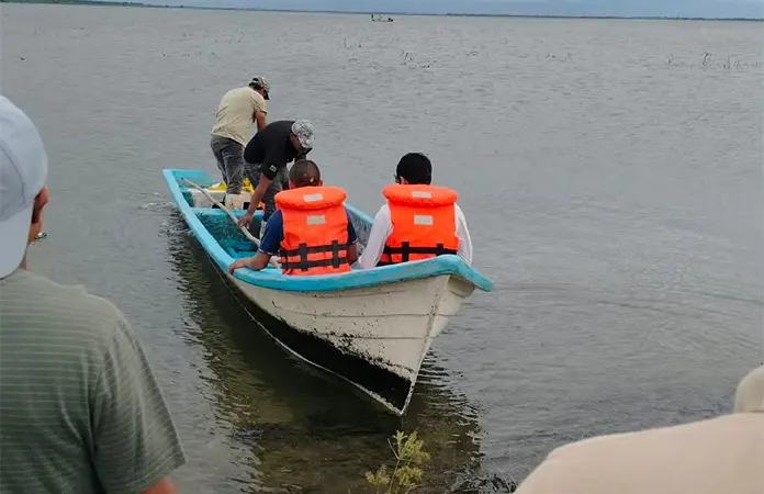 Buscan a joven que cayó en una laguna