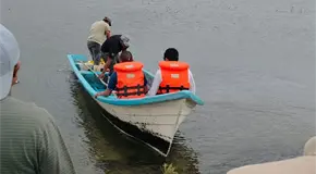 Buscan a joven que cayó en una laguna