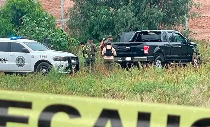 Localizan a hombre muerto al interior de camioneta