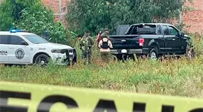 Localizan a hombre muerto al interior de camioneta