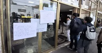 Toman Facultad de Derecho; piden transparencia y respetar autonom&iacute;a