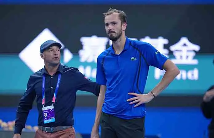 Descalifican a Medvedev tras pelotazo a espectador