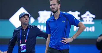Descalifican a Medvedev tras pelotazo a espectador