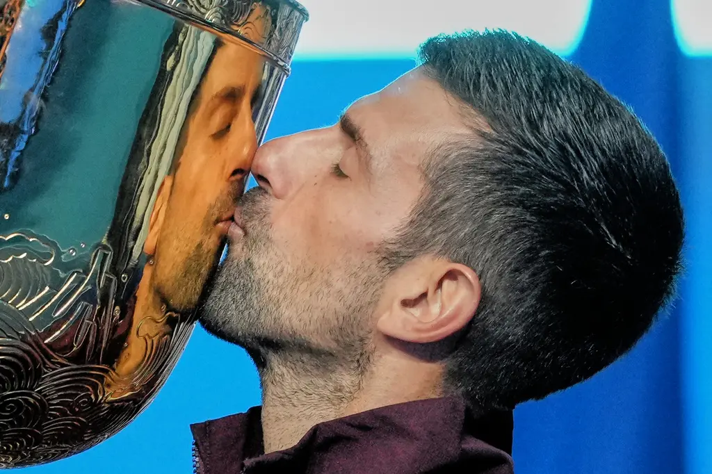 Djokovic gana Abierto de China tras lesión de De Miñaur