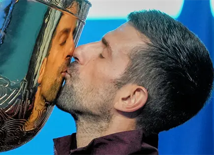 Djokovic gana Abierto de China tras lesión de De Miñaur Djokovic gana Abierto de China tras lesión de De Miñaur