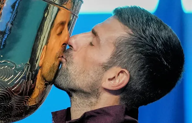 Djokovic gana Abierto de China tras lesi&oacute;n de De Mi&ntilde;aur