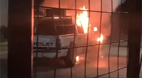 Incendio consume parte de una camioneta