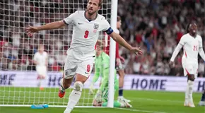 Kane celebra su récord de partidos con doblete