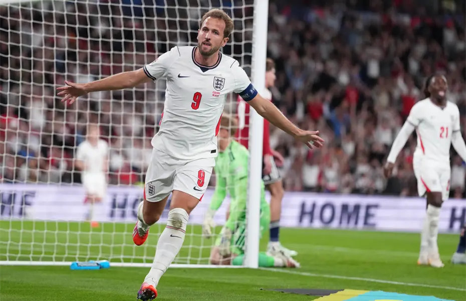 Kane celebra su r&eacute;cord de partidos con doblete