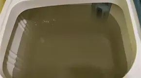 Llega agua turbia a las viviendas