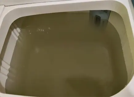 Llega agua turbia a las viviendas