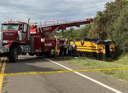 Mueren 2 personas al volcar un autobús escolar en Florida Mueren 2 personas al volcar un autobús escolar en Florida