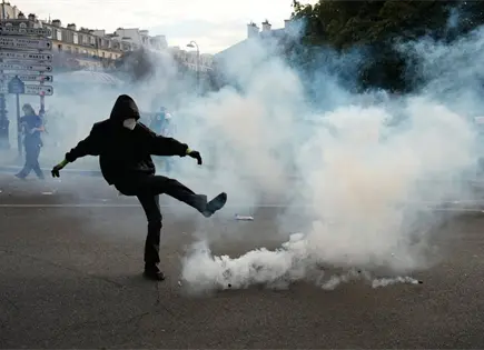 Policía francesa lanza gas lacrimógeno para contener protestas de más de 250,000 personas Policía francesa lanza gas lacrimógeno para contener protestas de más de 250,000 personas