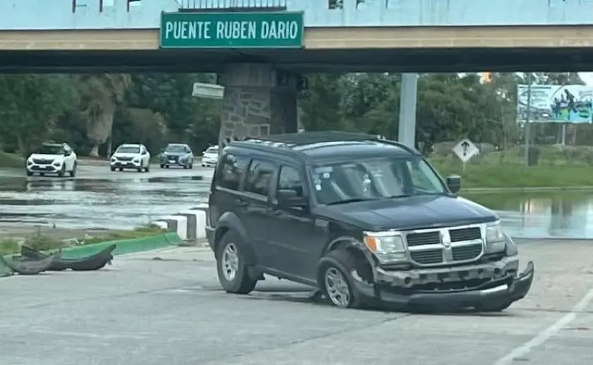 Chocan camioneta en el Río Santiago; no hay heridos