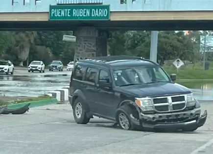 Chocan camioneta en el Río Santiago; no hay heridos Chocan camioneta en el Río Santiago; no hay heridos