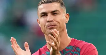 Cristiano Ronaldo anuncia que seguir&aacute; en selecci&oacute;n Portugal