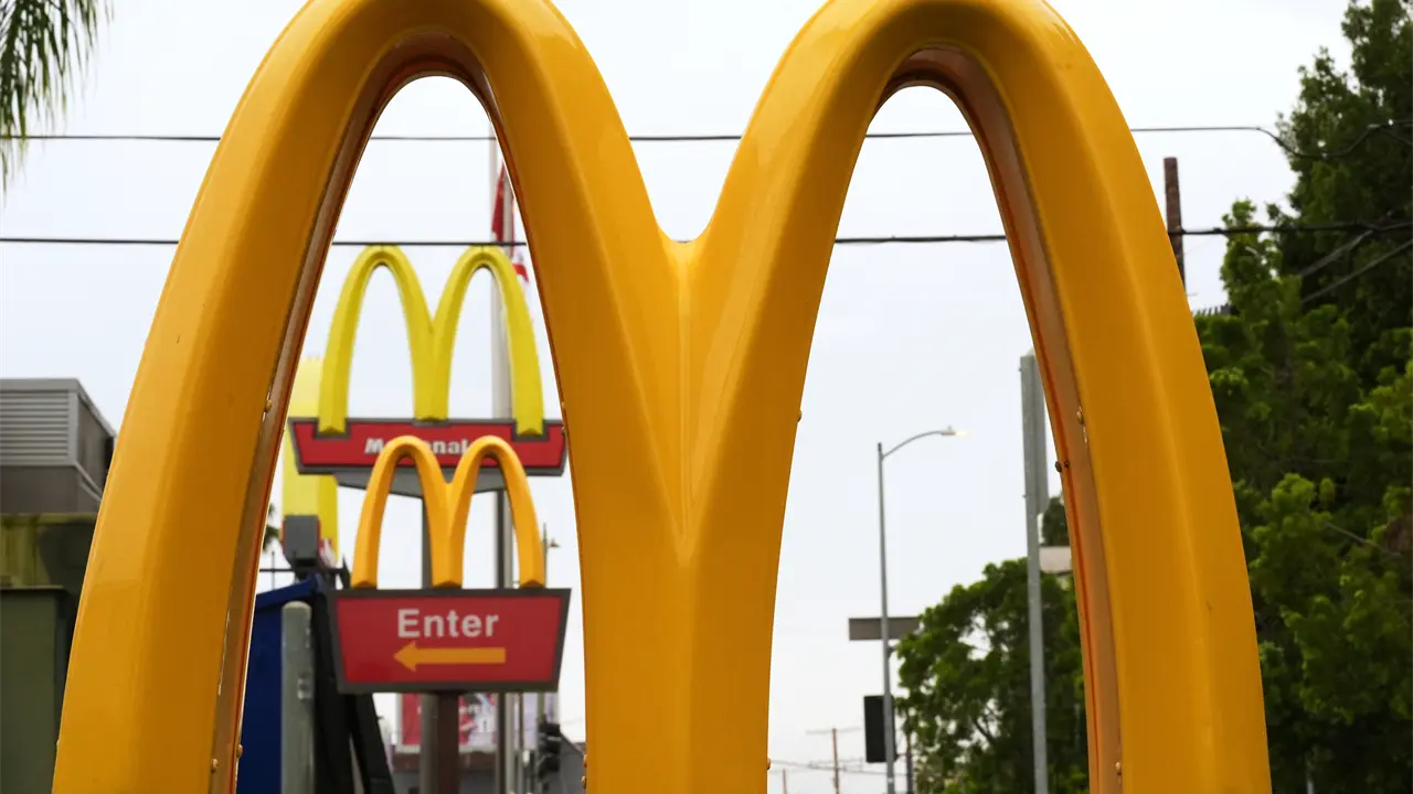Demanda federal acusa a McDonald´s por uso de IA en precios