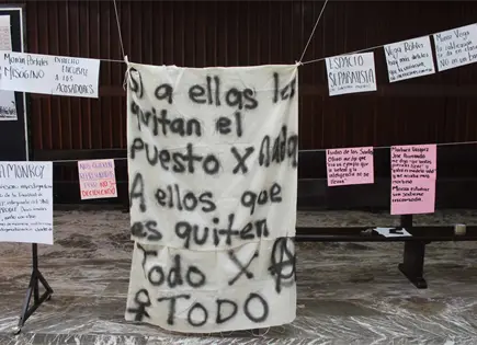 Con tendedero, denuncian violencia de género en Derecho Con tendedero, denuncian violencia de género en Derecho