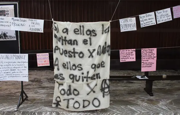Con tendedero, denuncian violencia de género en Derecho Con tendedero, denuncian violencia de género en Derecho