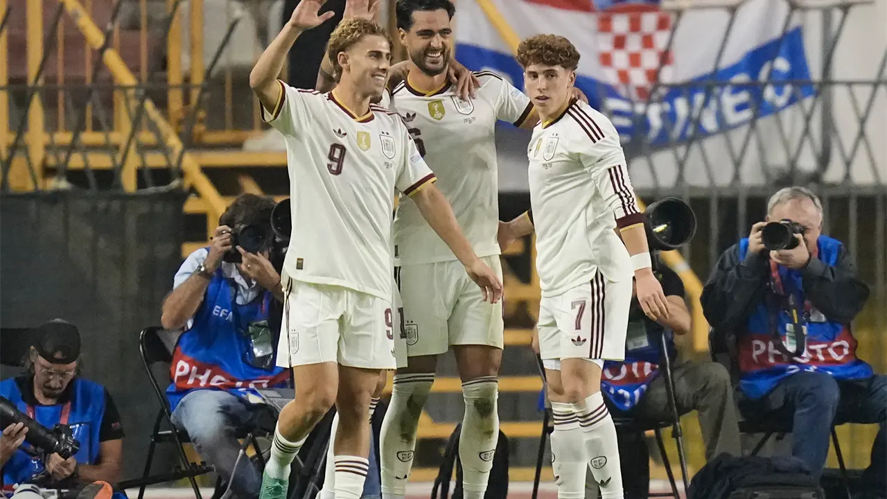 España remonta y vence 2-1 a Croacia en Split con doblete de Merino