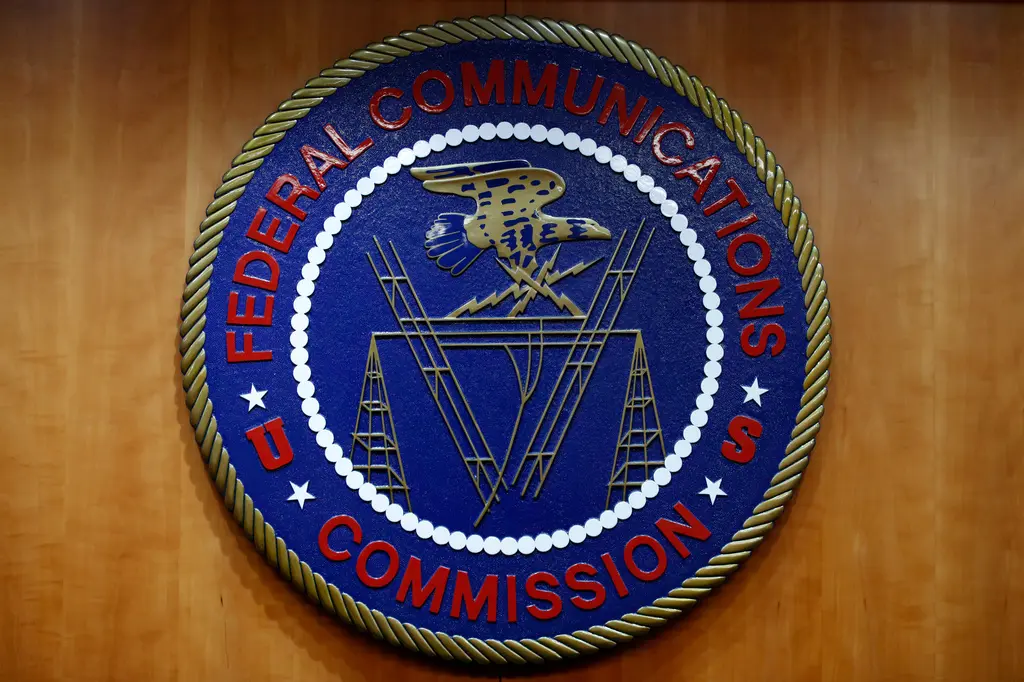 FCC evalúa permitir llamadas automatizadas en elecciones de EEUU