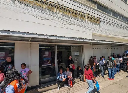 Reabren sucursales del Monte de Piedad; hay largas filas Reabren sucursales del Monte de Piedad; hay largas filas