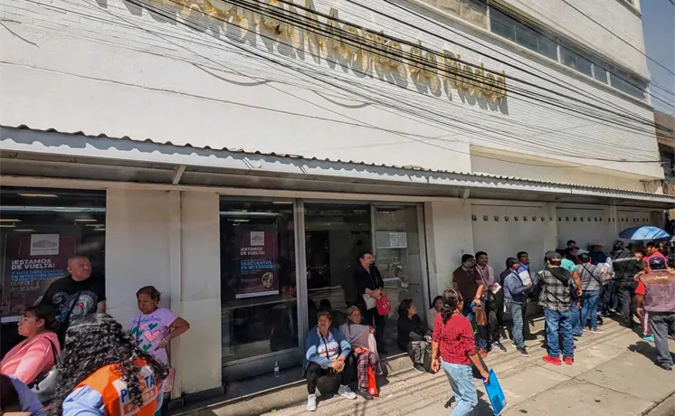 Reabren sucursales del Monte de Piedad; hay largas filas Reabren sucursales del Monte de Piedad; hay largas filas