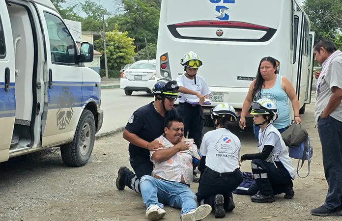 Pasajero sufre fractura al caer de un camión