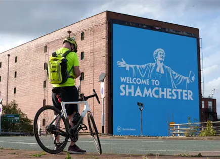 Manchester City afronta visita hostil a Liverpool tras sanciones financieras