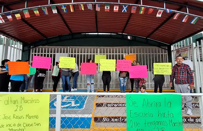 Padres de familia bloquean escuela