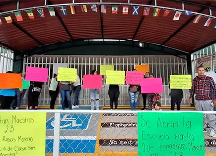 Padres de familia bloquean escuela