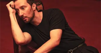 Anthony Vaccarello deja la direcci&oacute;n creativa de Saint Laurent
