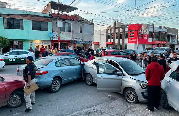 Autobús sin frenos ocasiona choque múltiple