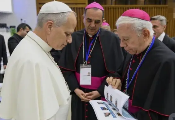 Episcopado entrega libro con fotos de desaparecidos al Papa León XIV