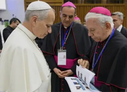Episcopado entrega libro con fotos de desaparecidos al Papa León XIV Episcopado entrega libro con fotos de desaparecidos al Papa León XIV