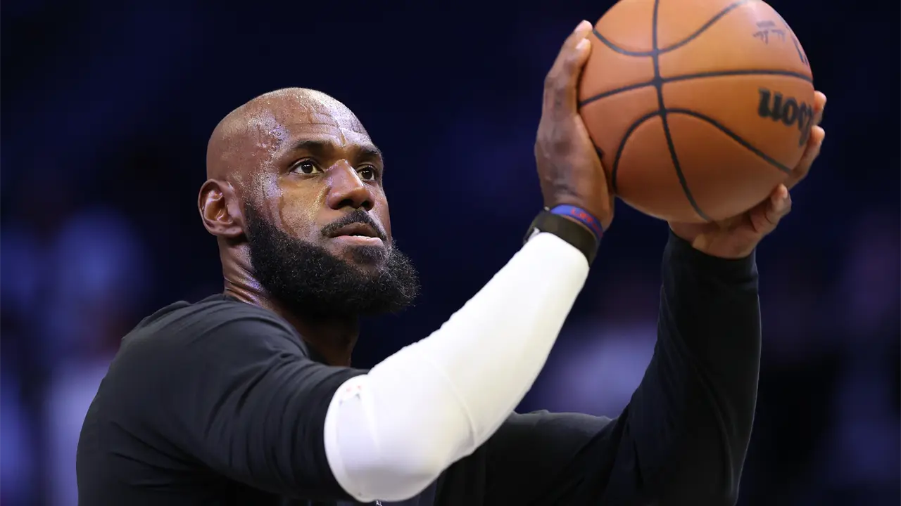 LeBron James debuta con 76ers en partido de exhibición en Nueva York