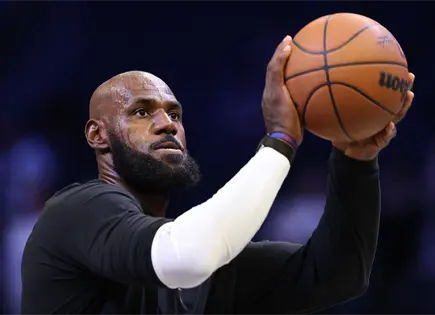 LeBron James debuta con 76ers en partido de exhibición en Nueva York LeBron James debuta con 76ers en partido de exhibición en Nueva York