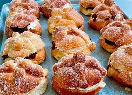Panaderos ya ofertan el pan de muerto Panaderos ya ofertan el pan de muerto