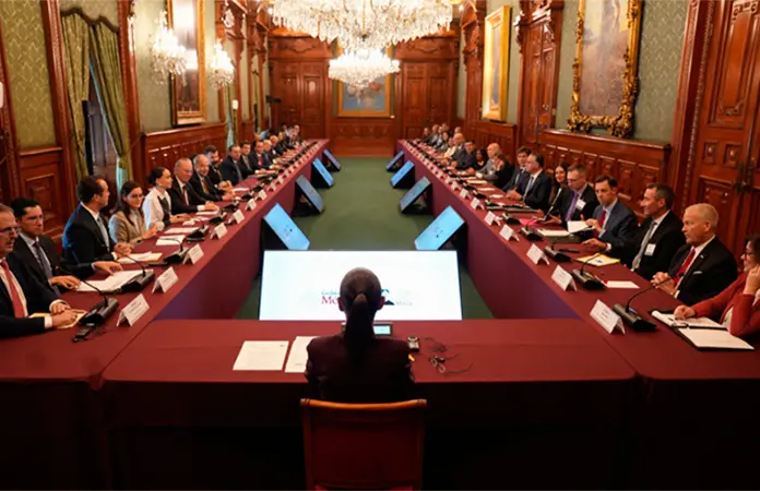 Sheinbaum y embajador Johnson dialogan sobre seguridad y comercio