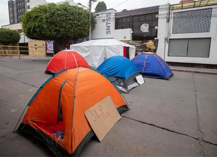 Sindicalizados del IMSS bloquean avenida Cuauhtémoc Sindicalizados del IMSS bloquean avenida Cuauhtémoc