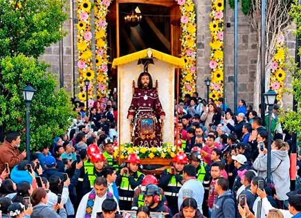 Subirán imagen de Panchito al altar mayor Subirán imagen de Panchito al altar mayor