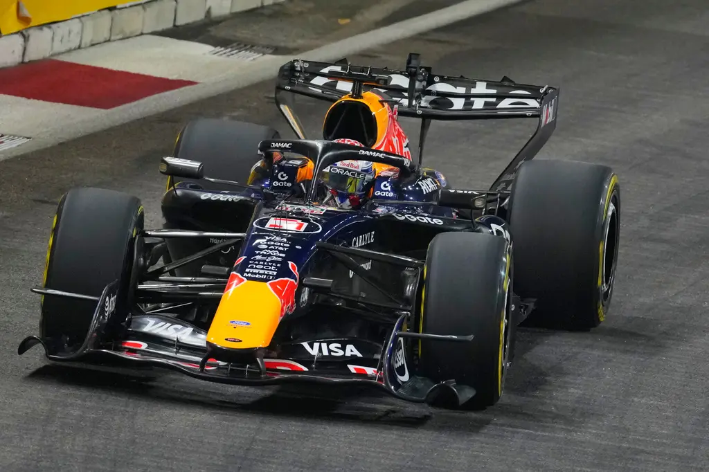Verstappen consigue la pole para sprint en Singapur tras error en control