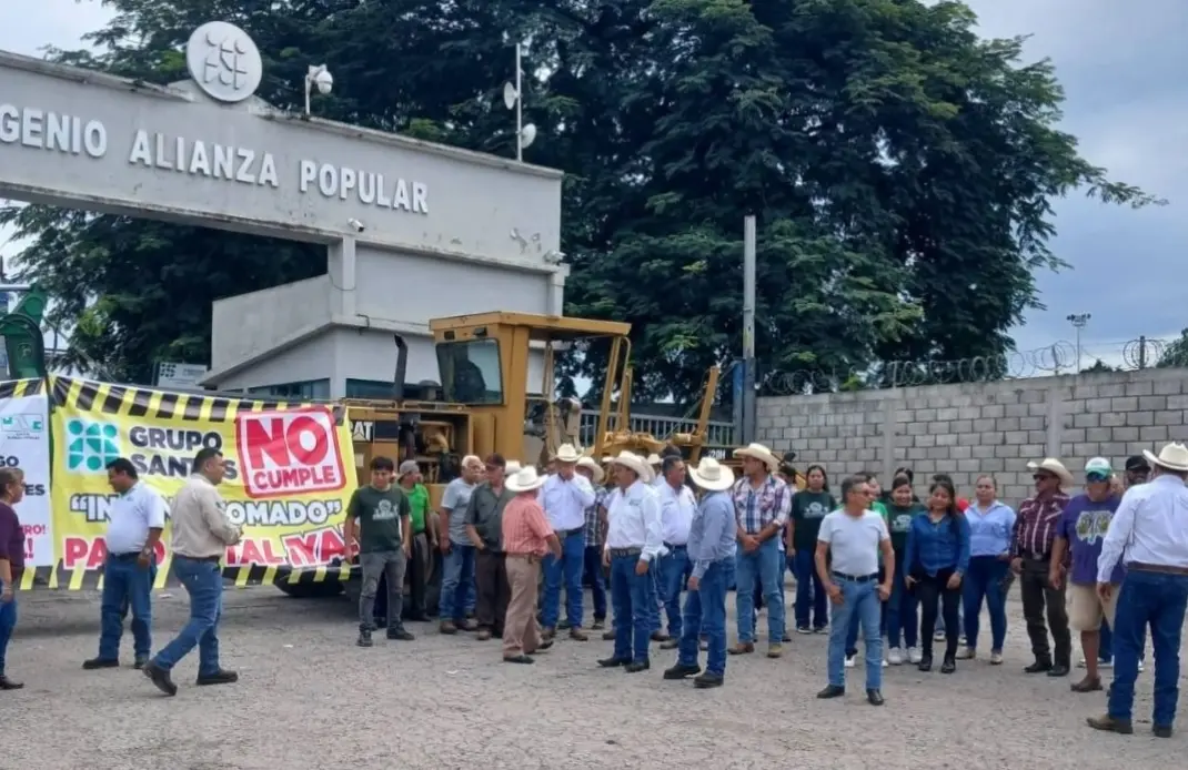Cañeros mantienen bloqueo en Ingenio de Tambaca