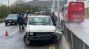 Chocan camioneta en contención de Circuito Potosí