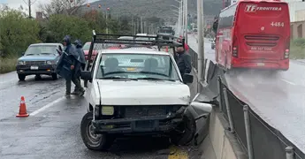 Chocan camioneta en contenci&oacute;n de Circuito Potos&iacute;