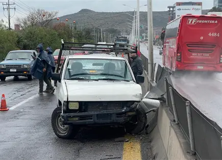 Chocan camioneta en contención de Circuito Potosí Chocan camioneta en contención de Circuito Potosí